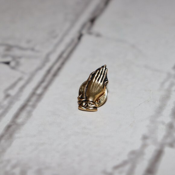 🙏 Gold Jesus Prayer Hands Lapel Pin – .75" ✨ - Picture 3 of 4